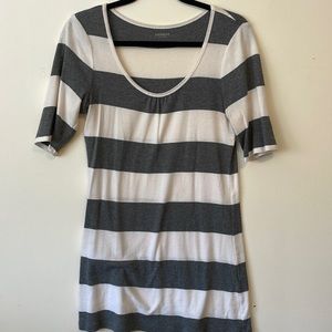 Junior’s grey and white dress